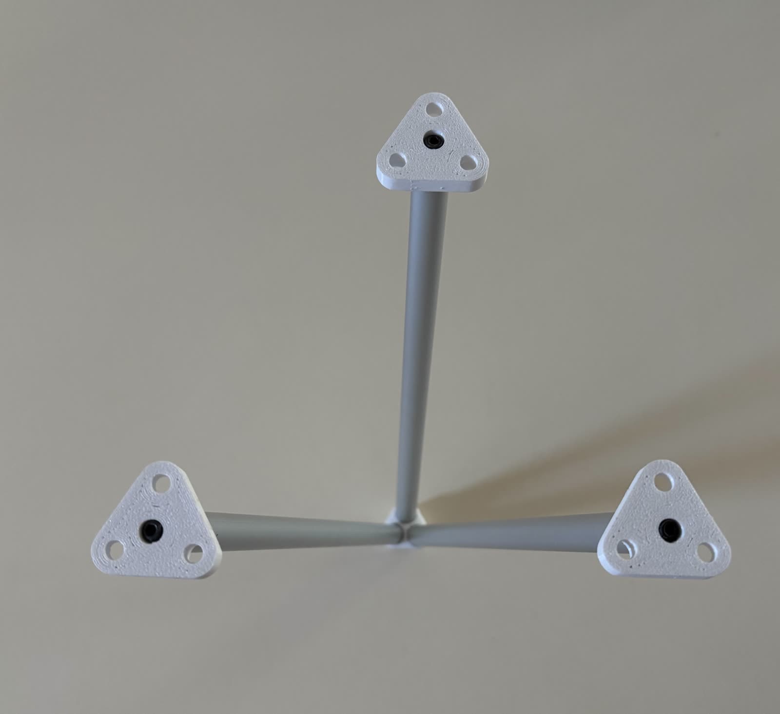The bolted load-test fixture assembled from four PETG parts and three aluminium tubes